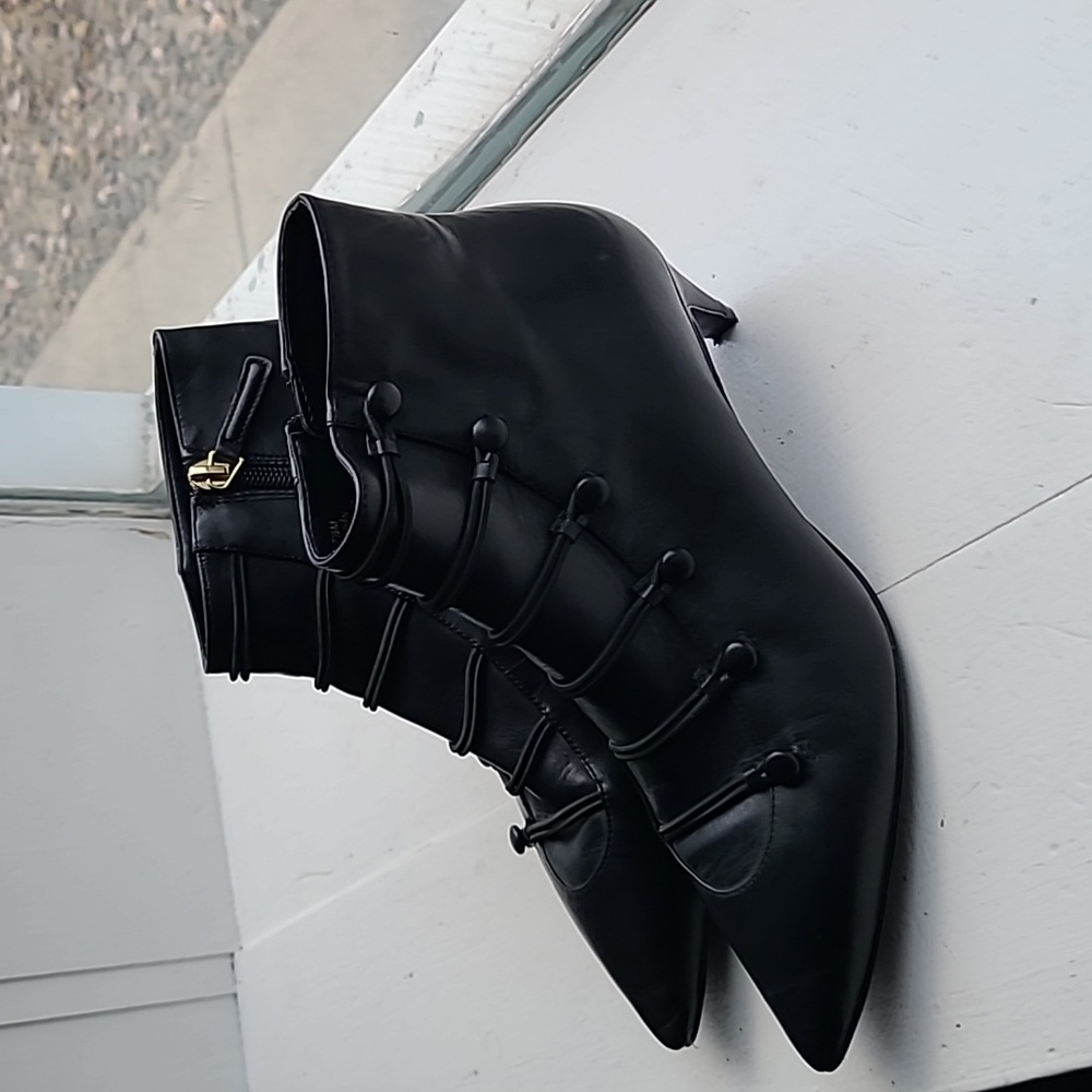 Nine West Black leather heeled bootie size 7.5